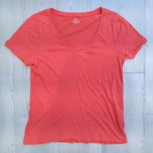 J Crew women's vintage cotton short-sleeved coral V-neck t-shirt- size medium